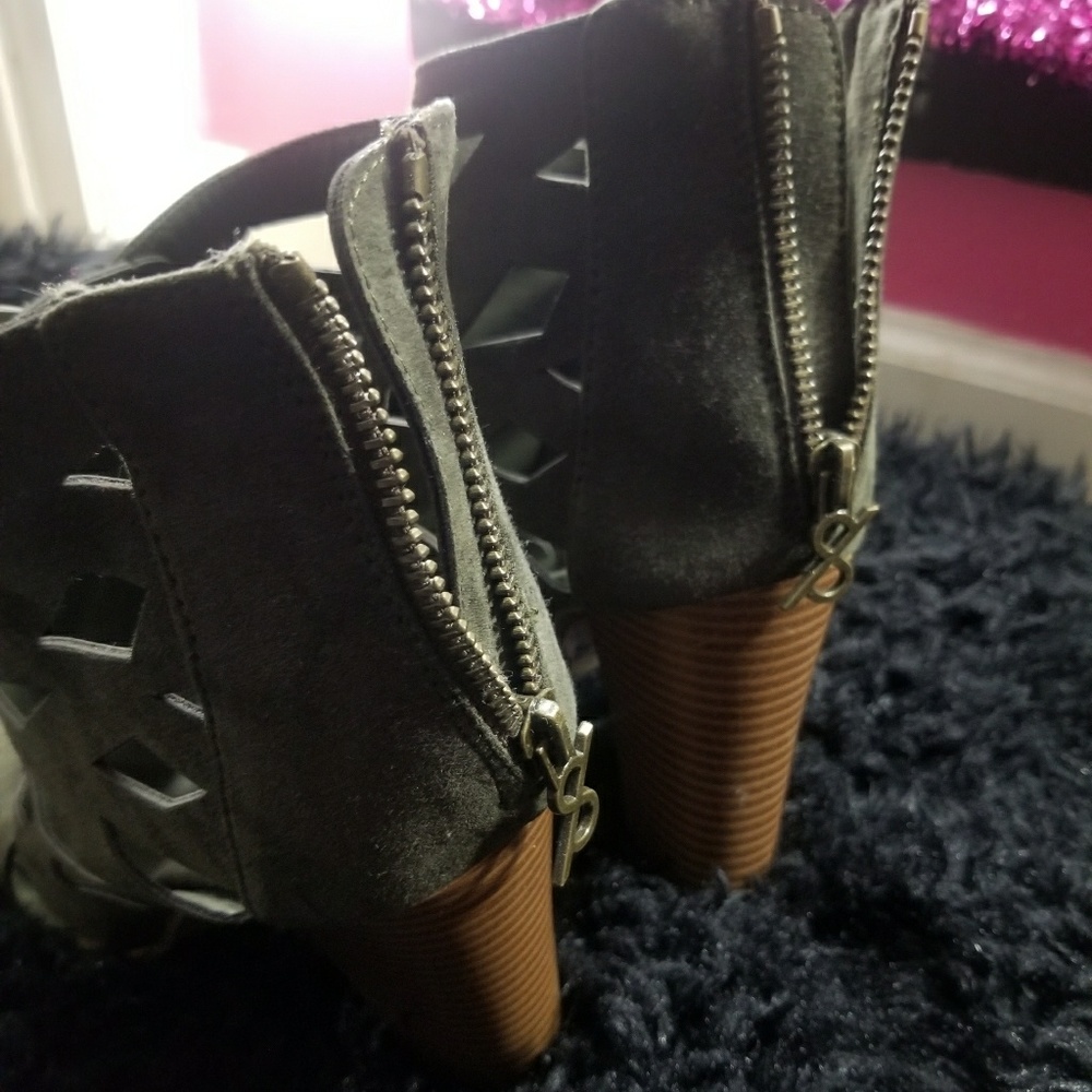 Shoes - Picture 2 of 4